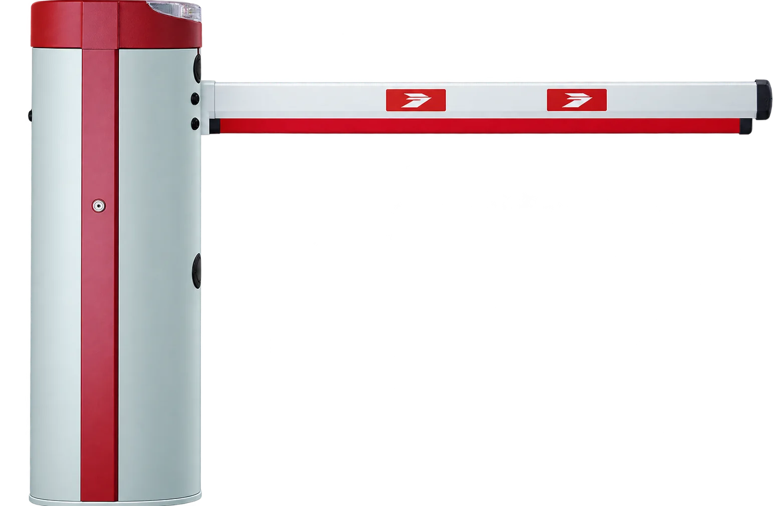 Une barrière levante automatique rouge et blanche, avec sa lisse horizontale, photographiée sur fond blanc uni.